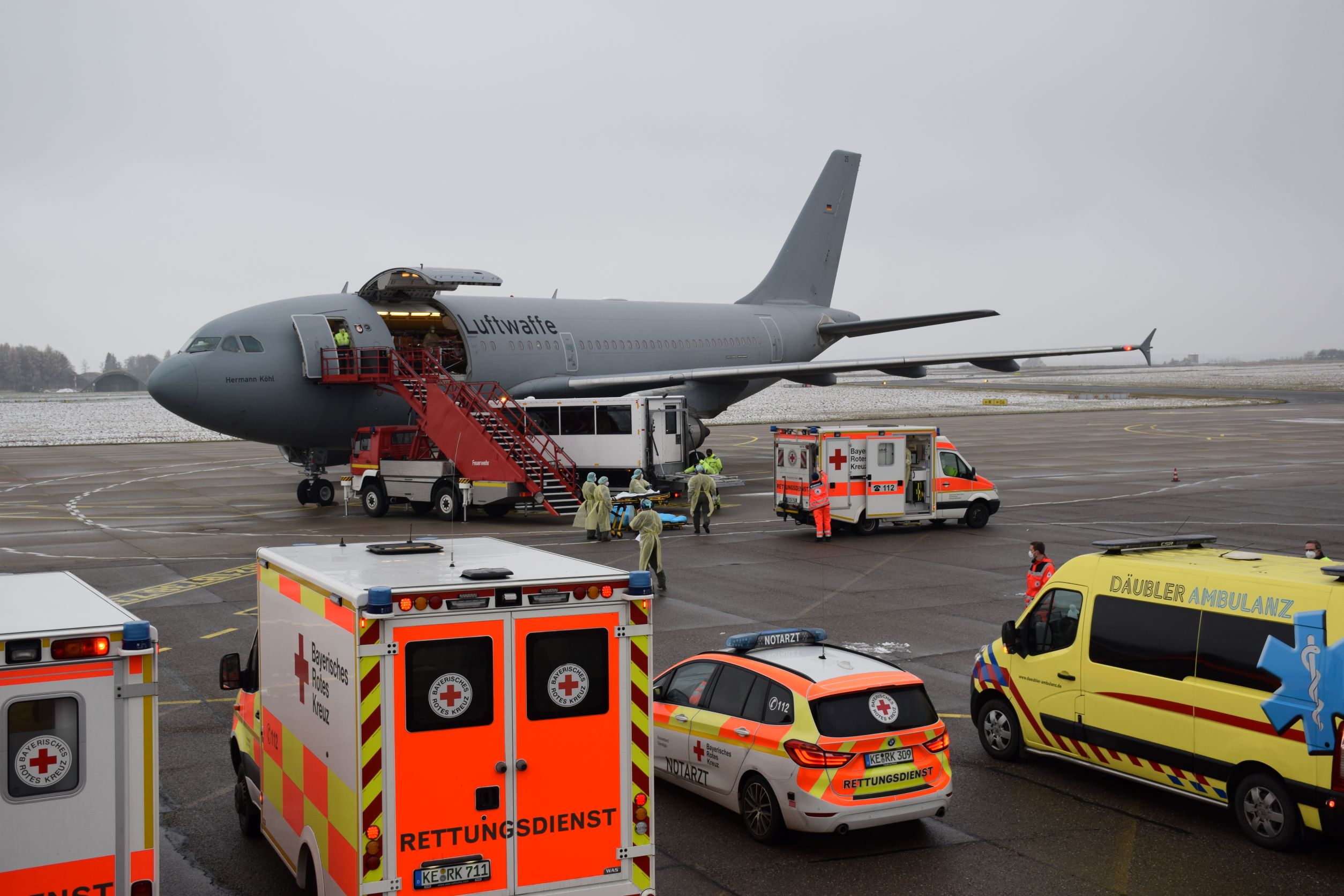 Airbus A310 auf dem Vorfeld beim Verladen der Patienten